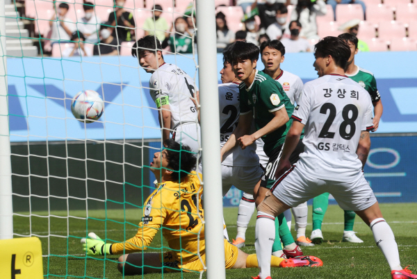 5일 전주월드컵경기장에서 열린 하나원큐 K리그1 2022 10라운드에서 전북 현대와 FC서울이 1:1로 비겼다. 사진은 전북 류재문의 선제골 장면. ⓒ연합뉴스 5일 전주월드컵경기장에서 열린 하나원큐 K리그1 2022 10라운드에서 전북 현대와 FC서울이 1:1로 비겼다. 사진은 전북 류재문의 선제골 장면. ⓒ연합뉴스