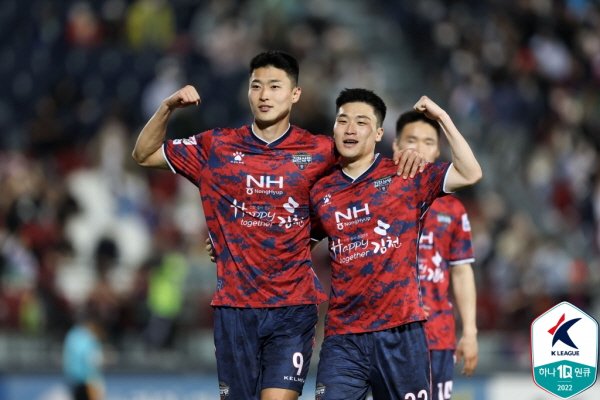 결승골을 합작한 조규성과 강윤성 ⓒ연합뉴스=한국프로축구연맹 결승골을 합작한 조규성과 강윤성 ⓒ연합뉴스=한국프로축구연맹