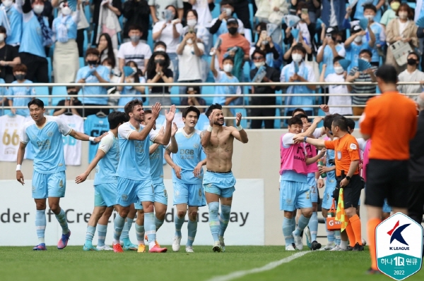 대구FC가 8일 홈에서 수원 삼성을 잡고 8위로 올라섰다. ⓒ연합뉴스=한국프로축구연맹 제공 대구FC가 8일 홈에서 수원 삼성을 잡고 8위로 올라섰다. ⓒ연합뉴스=한국프로축구연맹 제공