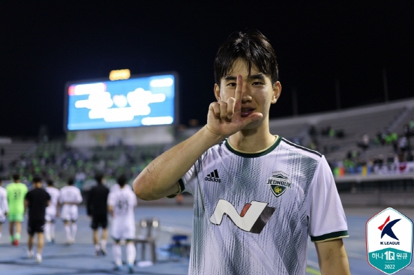 수원 FC의 자책골을 이끌어 낸 중거리 슈팅을 날린 전북 김진규 ⓒ연합뉴스