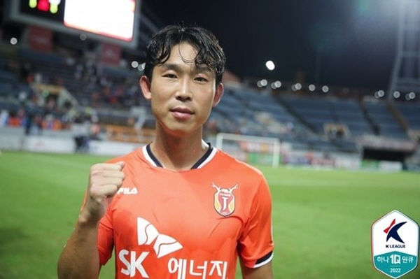 2023시즌 수원 FC 유니폼을 입게 된 윤빛가람 ©연합뉴스=한국프로축구연맹 제공