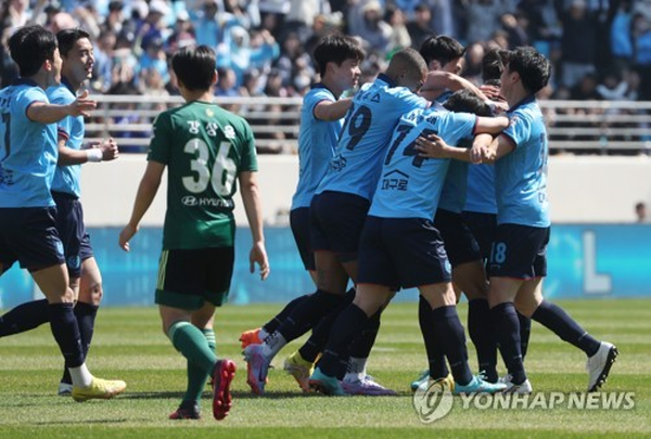4R 전북과의 경기에서 첫 골을 넣고 기뻐하는 대구 선수들 . ⓒ연합뉴스 4R 전북과의 경기에서 첫 골을 넣고 기뻐하는 대구 선수들 . ⓒ연합뉴스