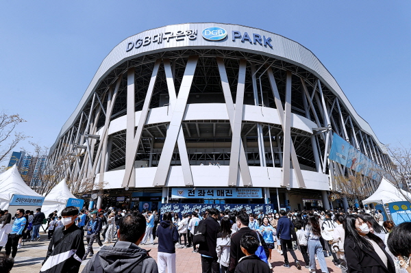지난 4R 전북 현대 전 매진 현수막이 걸려있는 DGB 대구은행파크의 입구 모습 ©대구 FC 제공