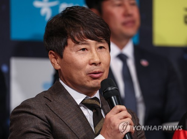 카운터 남기일 감독을 만나는 김기동 감독 ⓒ연합뉴스