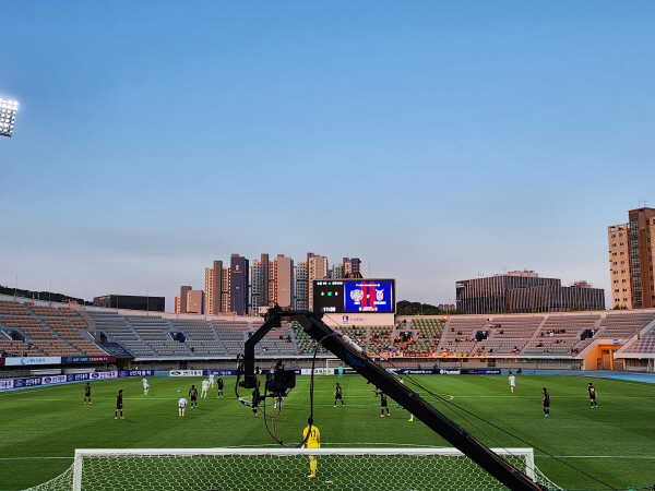 14일 수원 FC 응원석에서 바라본 수원 종합운동장의 모습 ©풋볼먼데이 14일 수원 FC 응원석에서 바라본 수원 종합운동장의 모습 ©풋볼먼데이