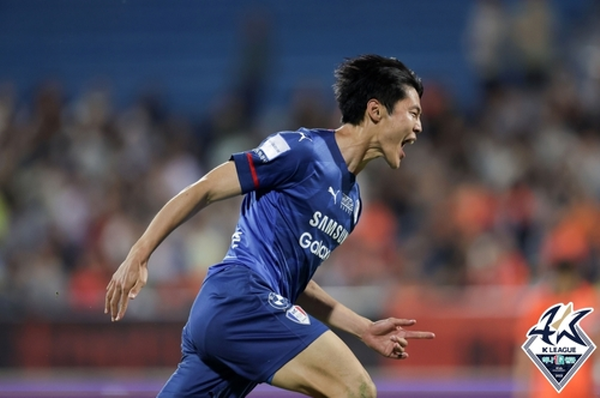 순위 반등을 위해 중요한 역할을 맡은 수원 삼성 블루윙즈의 안병준 ©연합뉴스=한국프로축구연맹 제공 순위 반등을 위해 중요한 역할을 맡은 수원 삼성 블루윙즈의 안병준 ©연합뉴스=한국프로축구연맹 제공