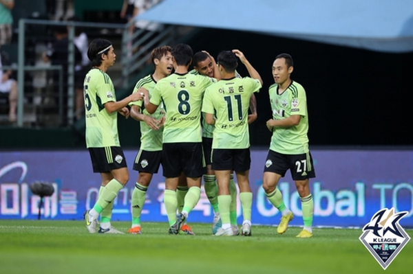 16일 전주월드컵경기장에서 열린 전북현대와 수원FC와의 경기에서 득점 뒤 팀원들과 즐거워하는 구스타보©연합뉴스=한국프로축구연맹 제공