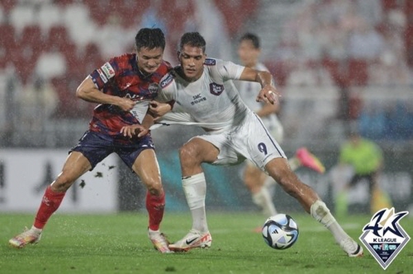 몸싸움을 벌이고 있는 김천 FC 구본철(좌)과 충북청주 FC 조르지(우) 연합뉴스=한국프로축구연맹 제공