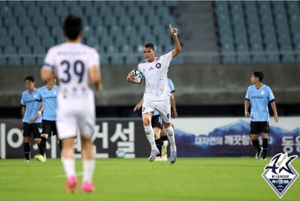 충북청주의 최전방 공격수 조르지(9번) ©연합뉴스=한국프로축구연맹 제공