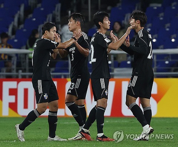 24일 펼쳐진 ACL 매치데이4 I조 울산 현대와 조호르 FC의 경기에서 승리 후 기쁨을 나누는 울산 선수들. 왼쪽부터 장시영, 이명재, 김민혁, 조현택 ©연합뉴스=한국프로축구연맹 제공