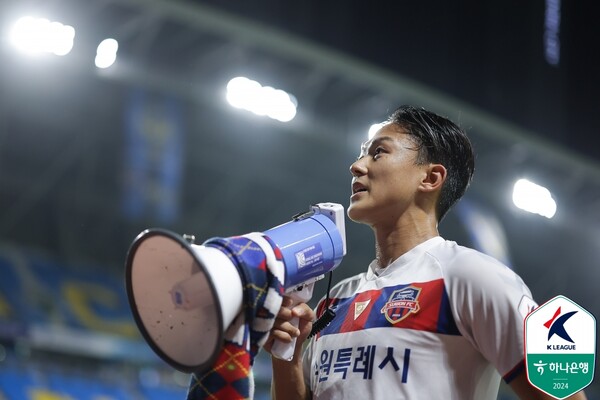 수원FC의 공격수 이승우는 21일 인천전용구장에서 열린 인천 유나이티드와의 하나은행 K리그1 2024 24라운드서 4:1로 크게 승리한 뒤 서포터스석에서 직접 전북행 소식을 밝혔다. ⓒ연합뉴스=한국프로축구연맹 제공